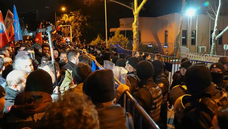 İmamoğlu Protestolarında Gerilim Tırmandı: 16 Polis Yaralandı, 53 Gözaltı