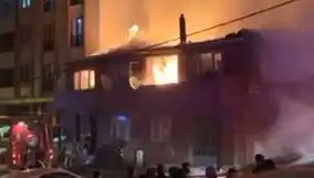 Gaziosmanpaşa'da Yangın Alarmı: İki Bina Kül Oldu
