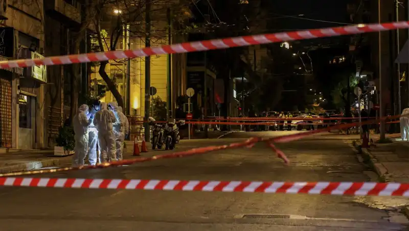 Atina’da Şok Edici Patlama: Şüpheli Çanta Ortalığı Karıştırdı