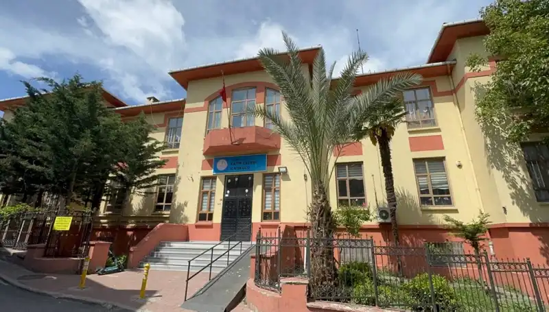 Depremde Hasar Gören Okullar Boşaltıldı: Eğitim Süreci Tehlikede Mi?