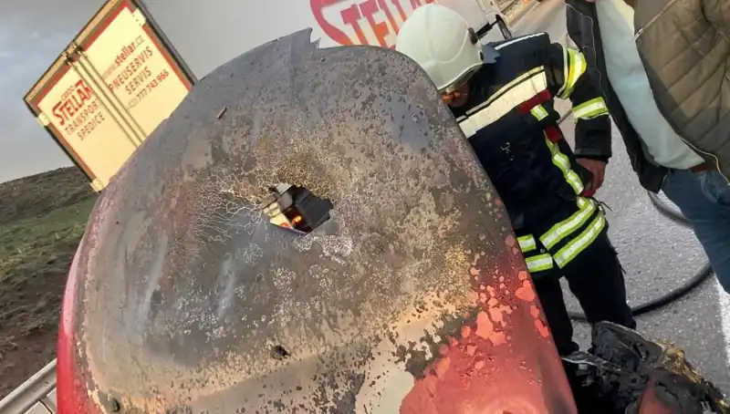 Seyir Halindeki Otomobil Alev Alev Yandı: Sürücü Nehri Geçmek Zorunda Kaldı