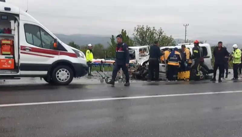 Denizli'de Korkunç Kaza: İki Araç Kafa Kafaya Çarpıştı, Hayat Kurtaran Detaylar Ortaya Çıktı