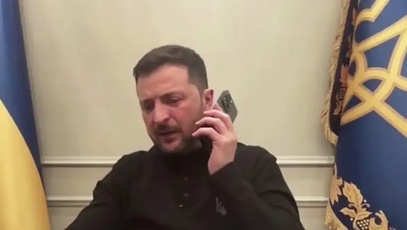 Zelenski'nin Basın Toplantısında Macron'dan Sürpriz Telefon: "Seni Sonra Arayacağım!"