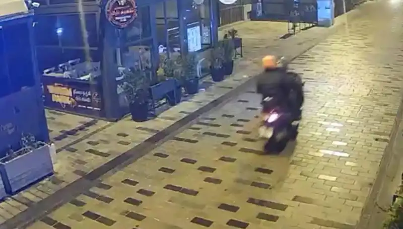 Gece Kulübüne Haraç Saldırısı: Silahlı Çatışma ve Kaçış Hikayesi