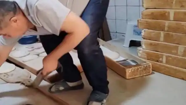 Pide Tezgahına Terlik ile Basılınca 105 Bin TL Ceza Geldi!