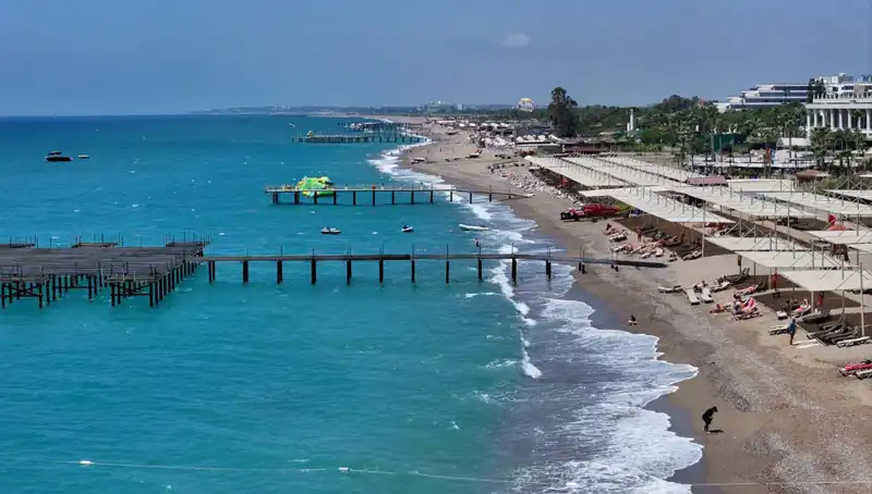 Antalya Sahillerinde Güneşli Hava, Balayı ve Tatilcileri Cezbetmeye Devam Ediyor