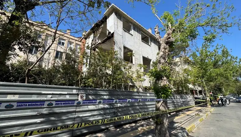 Bakırköy'de Deprem Sonrası Metruk Bina Kısmen Çöktü: Korku Dolu Anlar