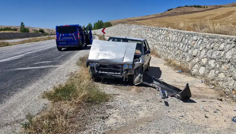 Kontrolden Çıkan Otomobil Duvara Çarparak Kazaya Yol Açtı: İki Yaralı