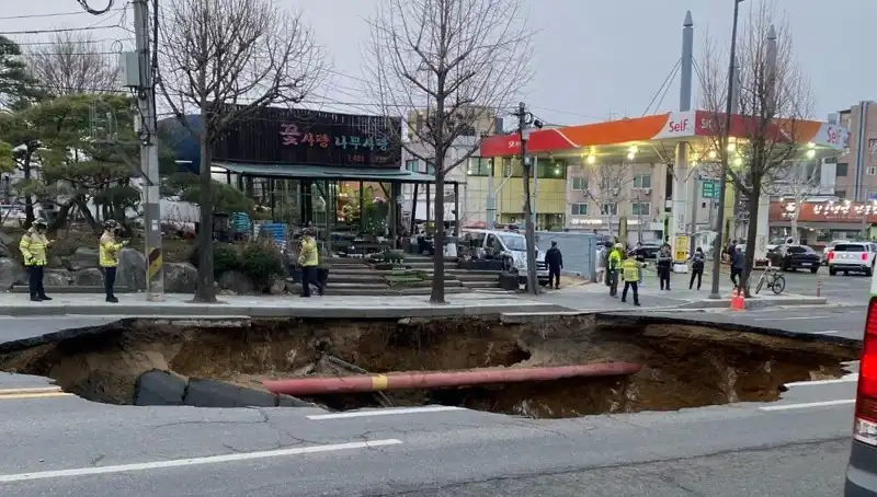 Güney Kore’de Motosikleti Yutan Dev Çukur: Bir Kayıp, Bir Yaralı