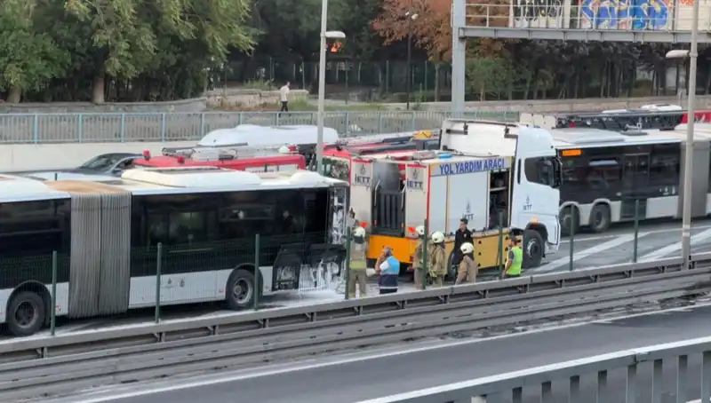 İstanbul’da Metrobüs Alev Alev Yandı: Trafik Kilitlendi