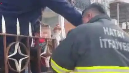 Hatay’da Şok Edici Olay: Çocuk Korkulukla Yaralandı!