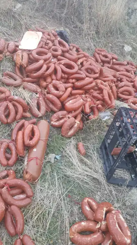 Ankara'da Rüzgar Gibi Yayılan Skandal: Yüzlerce Kilo Sucuk ve Salam Boş Araziye Atıldı!