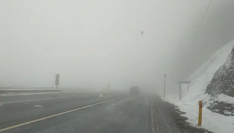 Bolu Dağı'nda Kar ve Sis Ulaşımı Zorlaştırıyor, Seyahat Planlarınızı Gözden Geçirin!