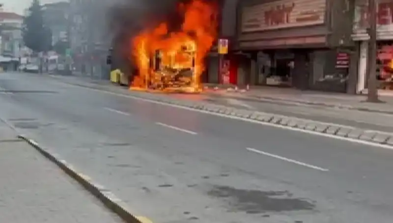 Ümraniye'de Korkutan Yangın: Alevler Bir Anda Ortalığı Sardı!