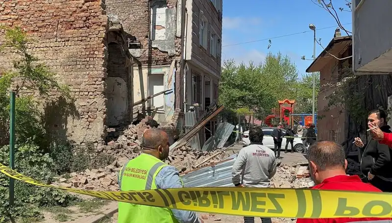 İstanbul'da Deprem, Fatih'teki Tarihi Bina Çöktü: Son Durum