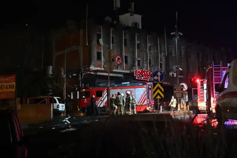 Maslak'ta Çıkan Yangında Beş Araç Kül Oldu: Paniğin Ardındaki Gerçekler