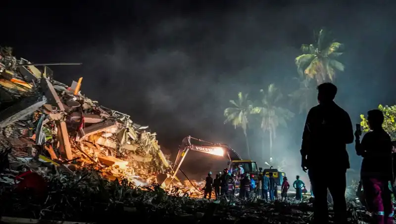 Myanmar'da Enkaz Altından Üç Gün Sonra Sağ Çıkan Kişinin Hikayesi