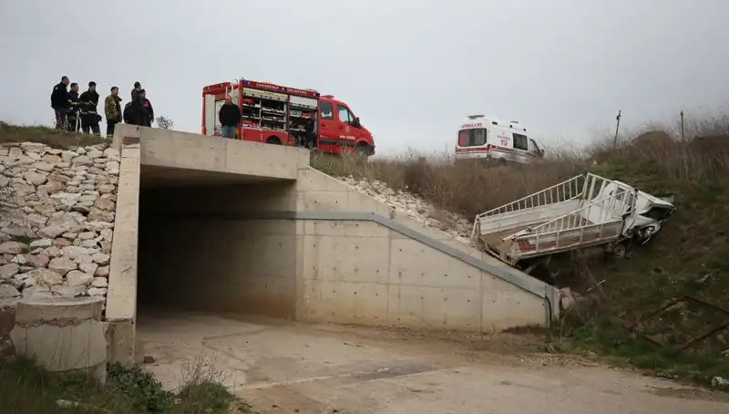 Alt Geçide Düşen Kamyonet Faciaya Yol Açtı: 1 Kişi Hayatını Kaybetti