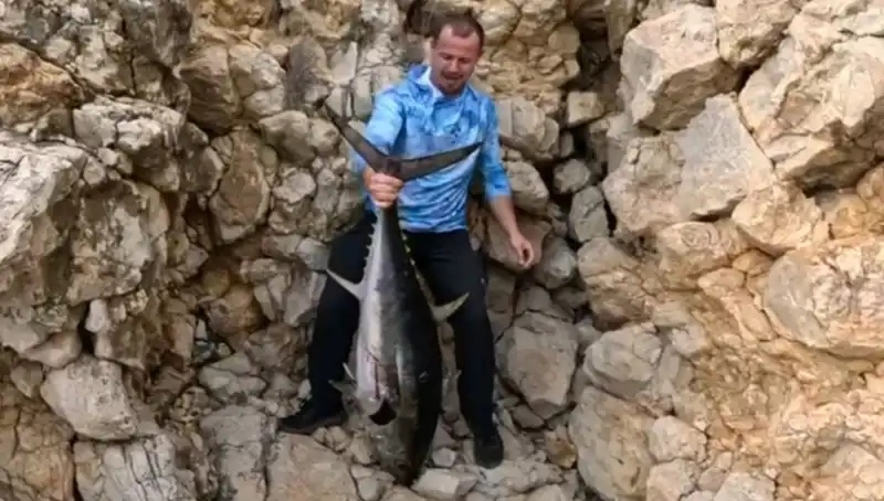 Saros’ta Balık Avı: 30 Kilo Ağırlığındaki Dev Balık İçin 20 Dakikalık Mücadele