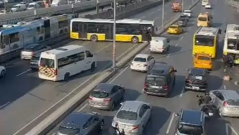 İETT Otobüsü ile İki Aracın Çarpışması Sonucu Trafik Felç Oldu!