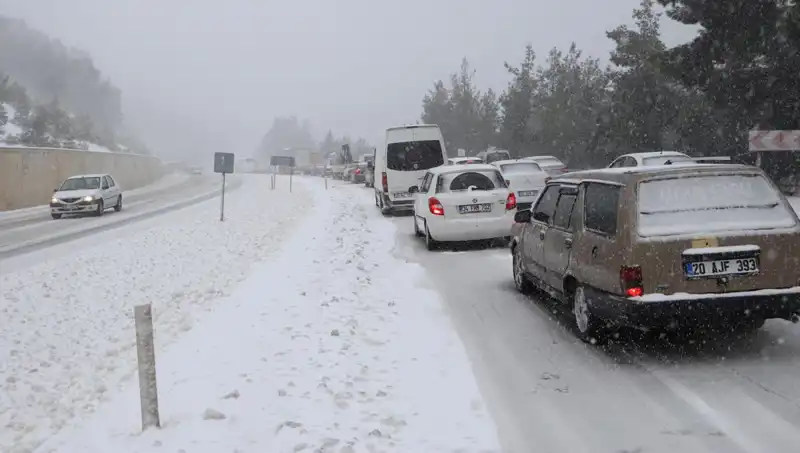 Kar Fırtınası Denizli-Antalya Yolunu Kapattı: Trafik Durma Noktasında!