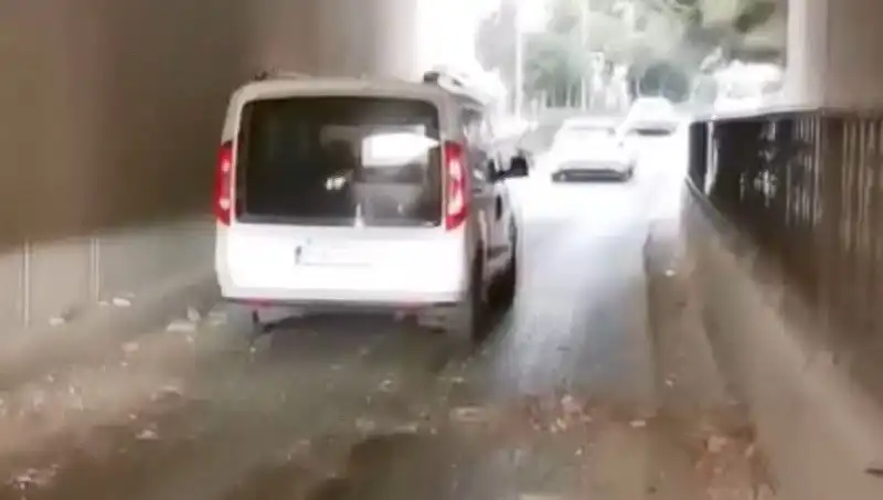 Trafikte Korku Dolu Anlar: Araçların Üzerine Beton Parçaları Düştü