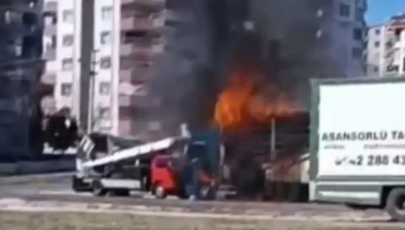 Alev Alev Yanan TIR, Ortalığı Savaş Alanına Çevirdi