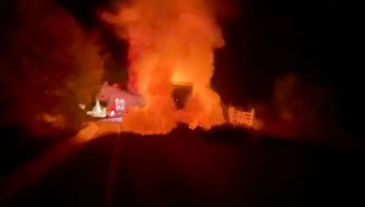Seyir Halindeki Kamyonet Alev Alev Yandı: Yangının Nedeni Henüz Belirsiz