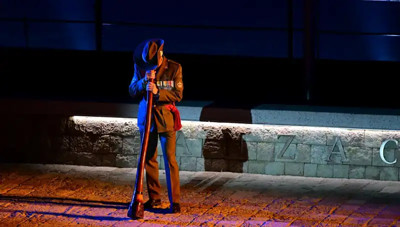 Anzak Koyu'nda Duygu Dolu Şafak Ayini: Anma Geleneğinin Yükselişi