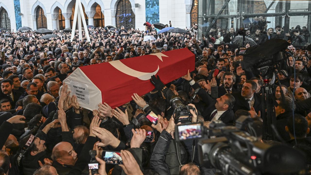 Usta sanatçı Ferdi Tayfur'un cenazesi son yolculuğuna uğurlandı