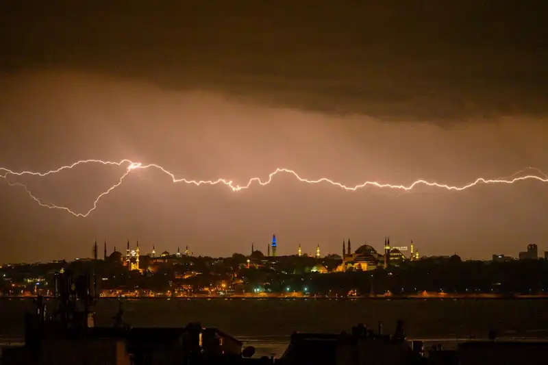 İstanbul'da Sıcaklık Şoku: 22 Derece Bir Anda Düşüyor, Kar Geliyor!