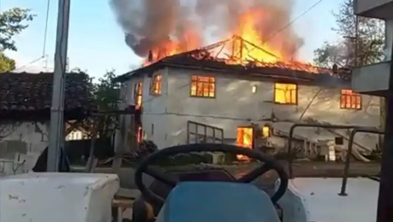 İki Katlı Evde Çıkan Yangın: Korku Dolu Anlar Yaşandı