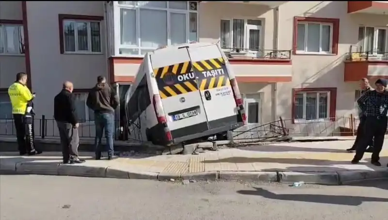 Okul Servisi Dikkatsizliğin Kurbanı: Balkona Çarpan Araç İki Öğrenci Yaraladı