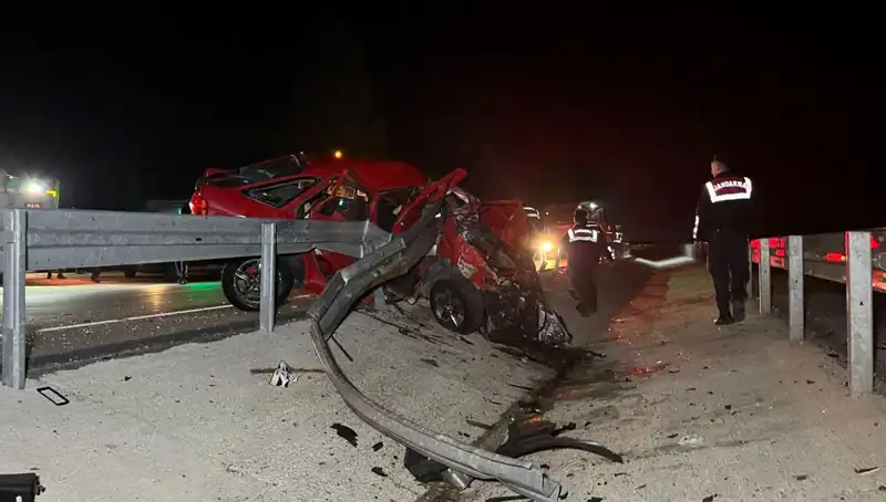Bariyerlere Çarpan Otomobilin İçindeki Korkunç Kaza: İki Can Aldı