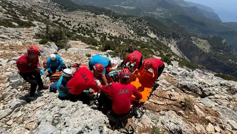 Fethiye'de Uçaktan Paraşütle Atlayanlar, Kayalıklara Düşerek Hayatını Kaybetti