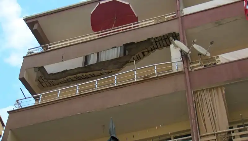 Güngören'de Beş Katlı Binanın Balkonu Çöktü: Olay Anında Yaşanan Korku Dolu Anlar