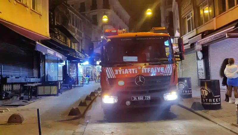 Beyoğlu'nda Şaşırtan Olay: Asansör Boşluğuna Düşen Müşteri Hastaneye Kaldırıldı