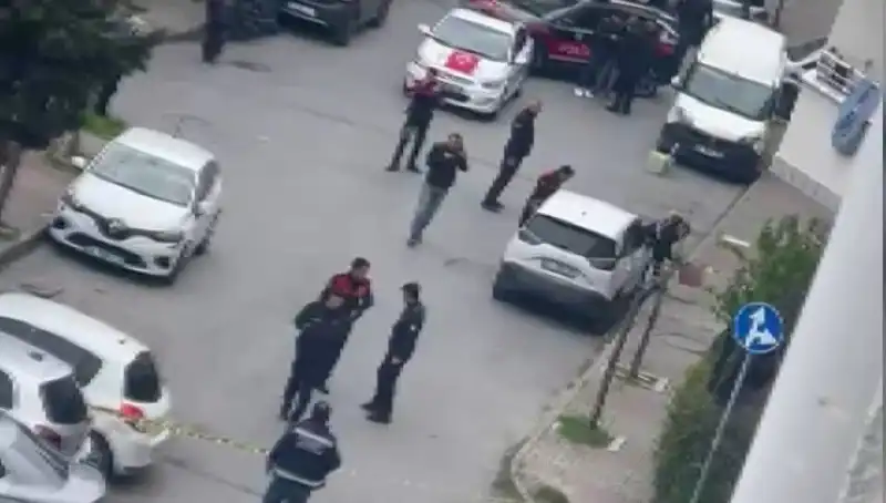 Yolda Yürürken Kurşun Yağmuruna Tutulan Adam: Şok Edici Olay!