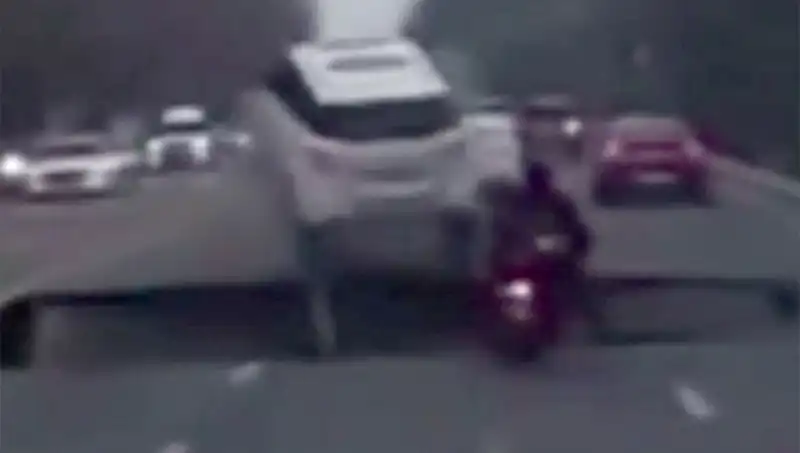 Güney Kore Otoyolunda Dev Çukur Motosikleti Yuttu, Kazada Neyin Hatası Var?