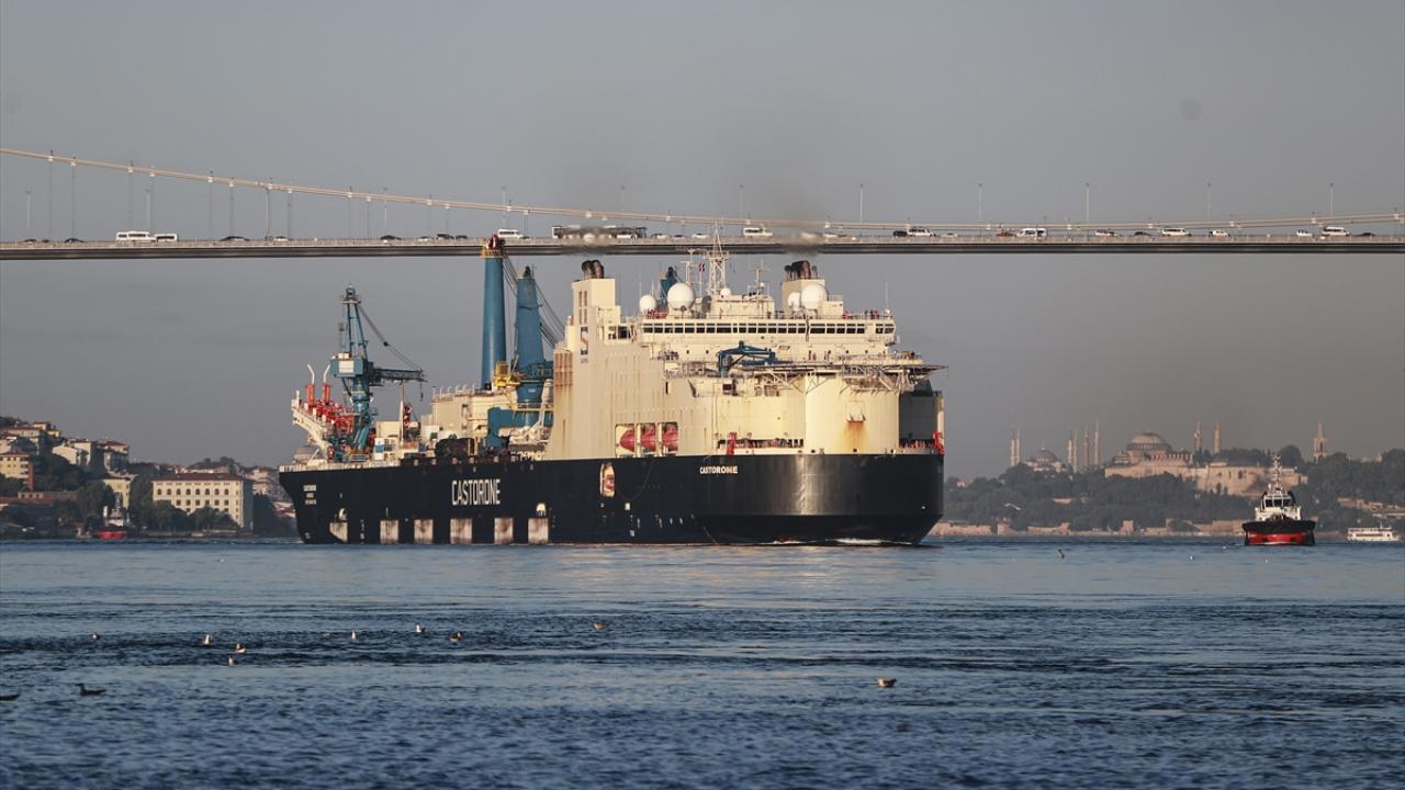İstanbul Boğazı'nda Gemiler Yeniden Hareketlendi