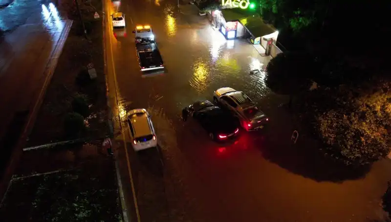 Adana'da Son Dakika: Sağanak Yağmur Caddeleri Sular Altında Bıraktı!