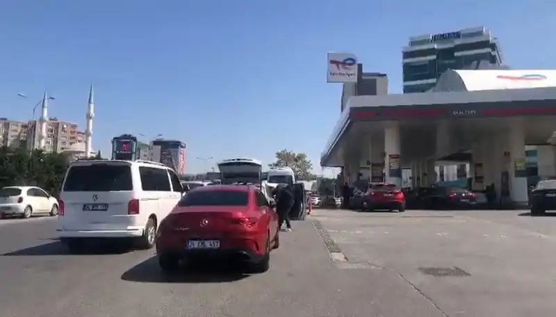 Deprem Sonrası Akaryakıt İstasyonlarında Uzun Kuyruklar: Nedenleri ve Tepkiler