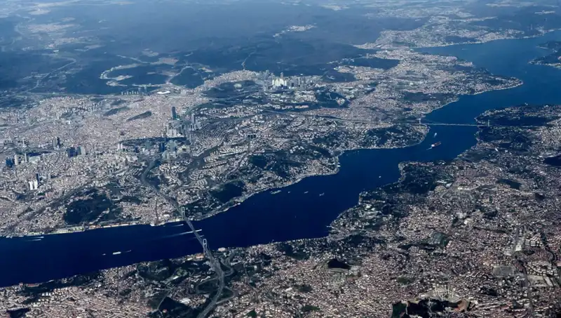 İstanbul'un Semalarında Bahar Coşkusu! Pilotlar Heyecan Verici Bir Gösteri Sundu