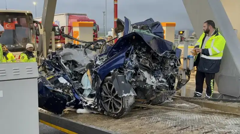 Silivri'de Korkunç Kaza: Otomobil Gişe ile Otobüs Arasına Sıkıştı
