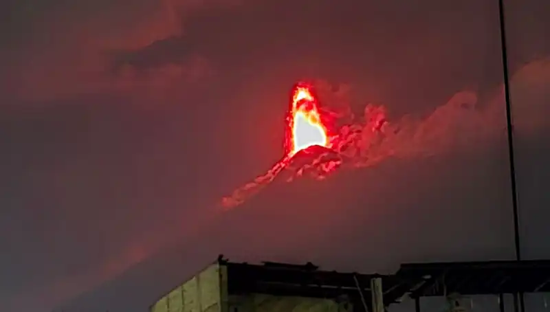 Fuego Yanardağı Patladı: 30 Bin Kişi Tahliye Aşamasında Tehlikeli Gelişmeler