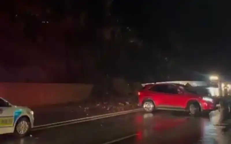 Hakkari'de Heyelan Felaketi: Dev Kayalar Yolu Kapattı ve Panik Yarattı