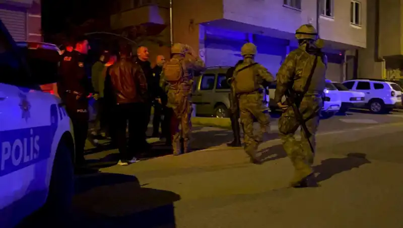 Balkonundan Tüfekle Ateş Açan Şahıs, Polisi Görünce Evinin Kapısını Kilitledi