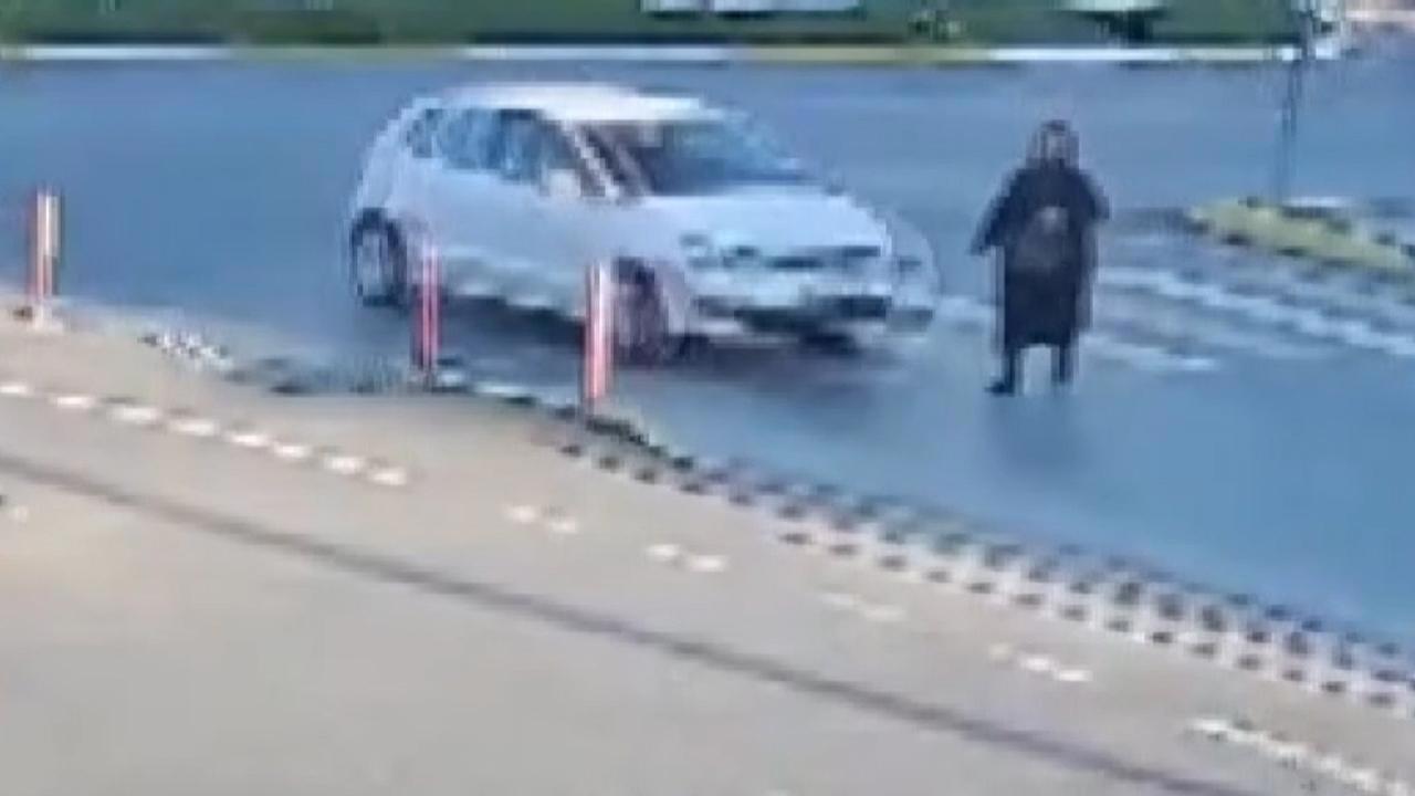 Yaralı sürücü arabadan çıkmadan ikinci kaza geçirdi
