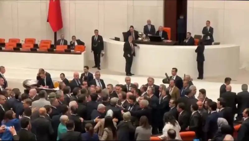Mecliste Kahramanlar ve Kavga: Emekli İkramiyesi Tartışması Gündemi Salladı