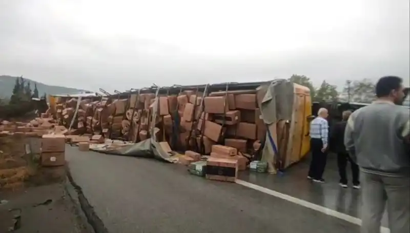 TEM Otoyolu'nda TIR Devrildi: Ankara Yolu Trafiğe Kapatıldı!